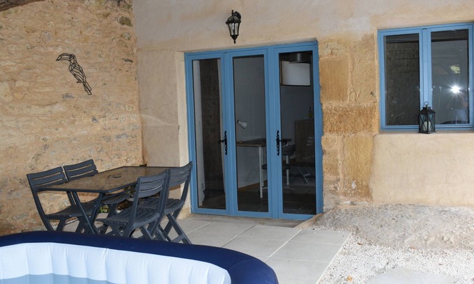Marquay Apartment | Modern family gite, with pool and jacuzzi, close to Dordogne and Vezere Valleys.