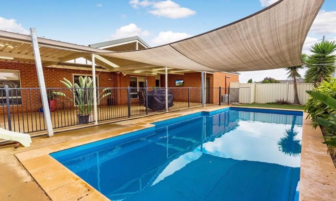 Carisbrook House | Modern family home with pool