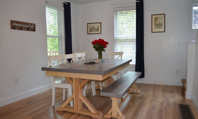 Wakefield House | Modern Family Style Getaway -Wakefield UP House for up to 8!