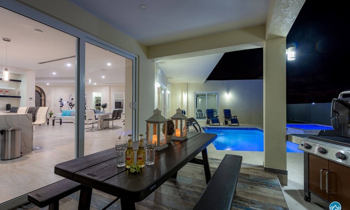 Noord Villa | Modern Family Villa 4 bed-4. 5 bath -Pool, AC, BBQ, Free WiFi, Beach chairs!