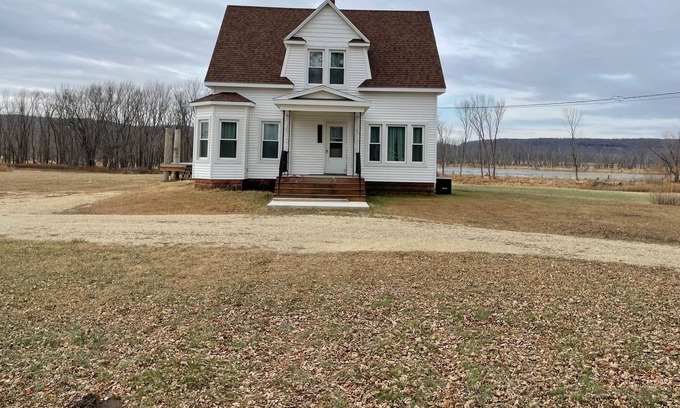 Prairie Du Chien House | Modern Farmhouse north of town right by the Mississippi River