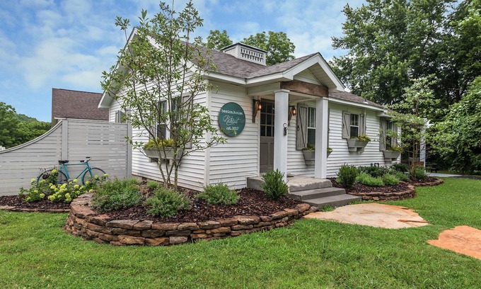 Harrison House | Modern Farmhouse, near downtown, walk to Creekside Community Center