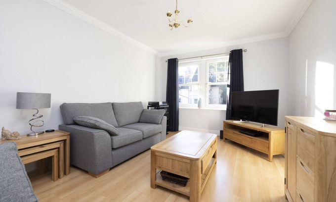 Dunbar Apartment | Modern Flat with Free Parking
