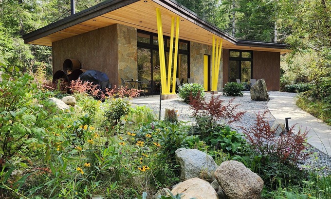 Madeira Park Cabin | Modern Forest Guest Suite - Accessible Seclusion!