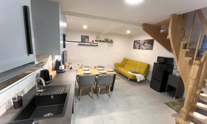 Euskirchen Apartment | Modern furnished holiday apartment with two bedrooms and a workspace