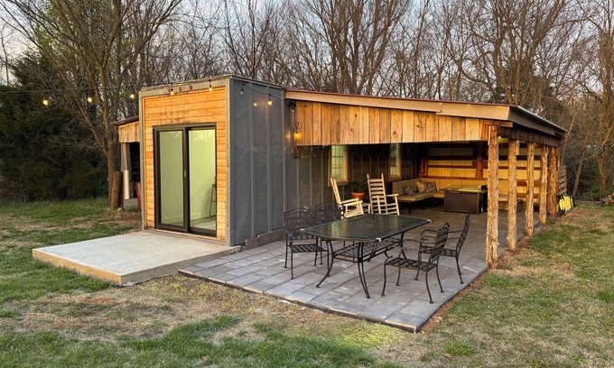 Battlefield Cabin | Modern Glamping Cabin in Springfield with king bed and AC on 3 private acres.