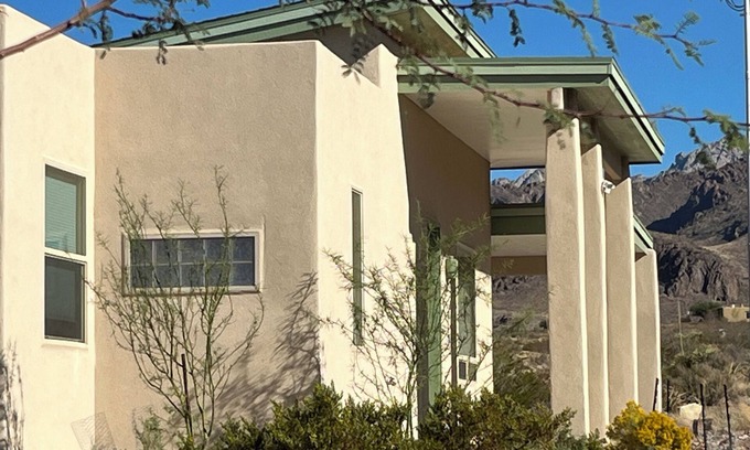 Mesilla Park House | Modern guesthouse on 11.5 amazing desert view acres.