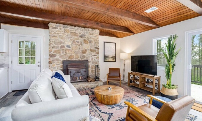 Kabletown Ski Chalet | Modern Harpers Ferry Cabin w Hot Tub, Deck, WiFi!