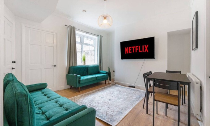 Stanley House | Modern High Spec House|Parking|4 bed|sleeps 7