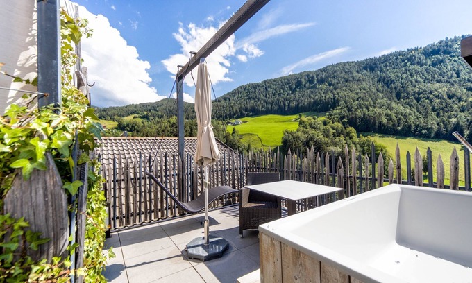 Collepietra Apartment | Modern Holiday Apartment "Sonnleiten Sterngucker 10" with Wi-Fi