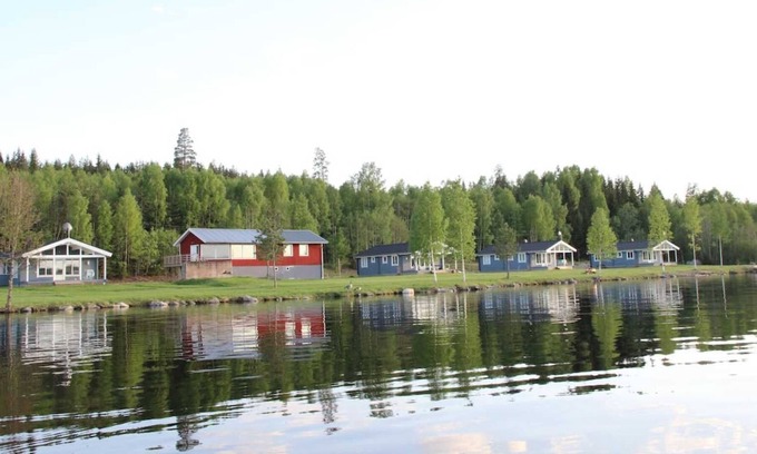 Svardsjo House | Modern holiday home with boat and internet by the lake
