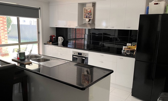Great Western House | Modern home in beautiful wine village of Great Western, 25 mins from Grampians