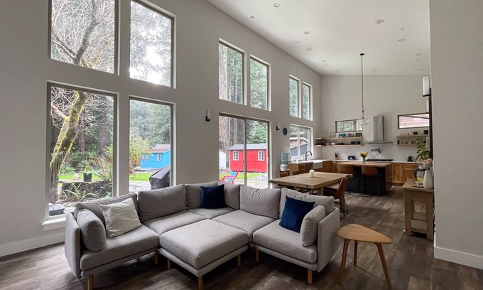 Westhaven-Moonstone House | Modern home in idyllic setting - pvt. yard w/gas grill - close to beach & hiking