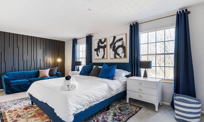 Parkdale House | Modern home near highways, king beds, ping pong table