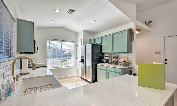 Litchfield Park House | Modern Home w/Putting Green, 2 Mi to Golfing