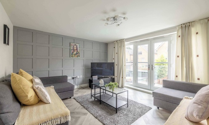 Langley Marish House | Modern Home w/Parking - Slough, Heathrow, Pinewood