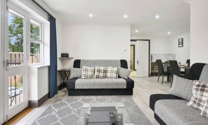 Knaphill Apartment | Modern, homely penthouse ideal for families, couples, or professionals. Enjoy a 55” Smart TV, superfast Wi-Fi, and free parking—your perfect base for short or long stays.