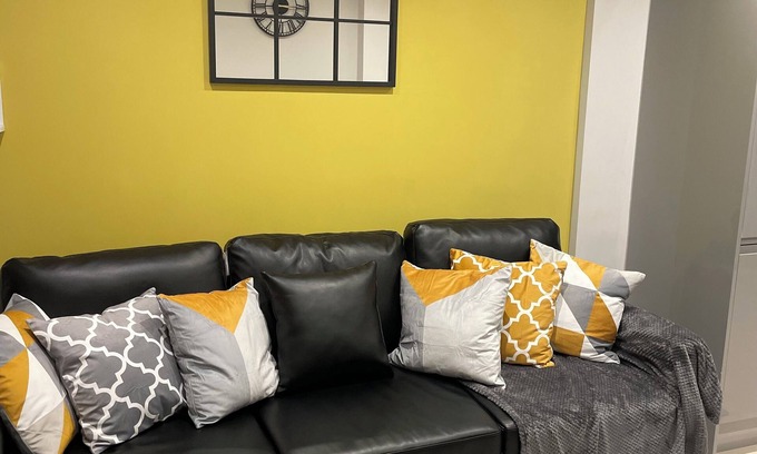 Reading City Centre House | Modern House for 6 Guests with Garden and Free Parking - 5 minutes to Oracle