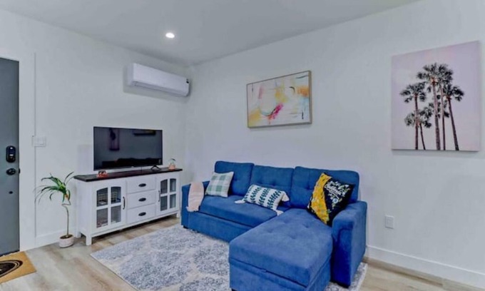 Fullerton House | Modern House near Disney-206