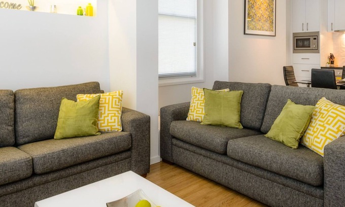 Hobart Central Business District Apartment | Modern inner-city apartment, 6 minute stroll to CBD with off-street car park