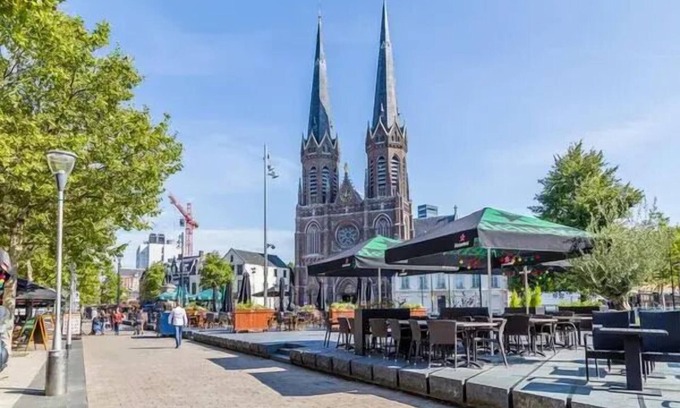 Centrum Apartment | Modern king studio in the heart of Tilburg! ✨ Featuring a private kitchen, A/C, smart TV, dining space, and all essentials. Ideal for couples or business travelers. Close to shops, restaurants, and public transport.