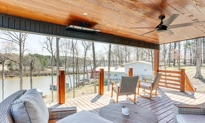 Counce House | Modern Lake House Retreat w/Deck on Pickwick Lake