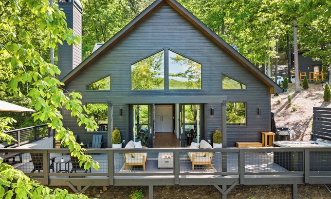 Ranger Cabin | Modern Lakefront Cabin: Hot Tub, Kayaks & Bonus Mini Cabin!