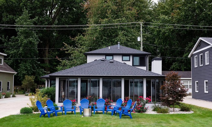 Shelbyville Cottage | Modern Lakefront Gun Lake Cottage Near Bay Pointe Inn