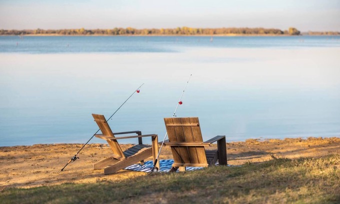 Little Elm House | Modern Lakehouse for 6, Pet+EV, Walk to the lake!