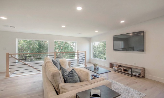 Columbus Park House | Modern Loft in 'Little Italy' - Minutes from Downtown KC