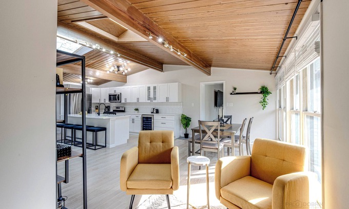 Highland Park House | Modern Luxe Home w/Gameroom and Electric Fireplace