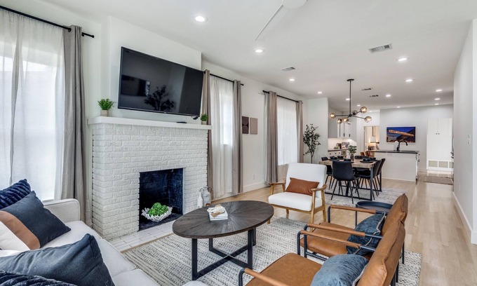 Fort Worth Cultural District House | Modern Luxe Retreat w/Patio, walk to Dickies, close to Will Rogers and TCU
