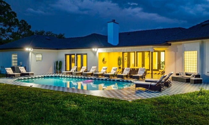 Hunt Club House | Modern Luxurious Pool Estate