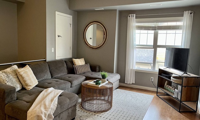 Saskatoon Condo | Modern Luxurious 2 BR Condo + Pool + Hot Tub + Games Room + Gym