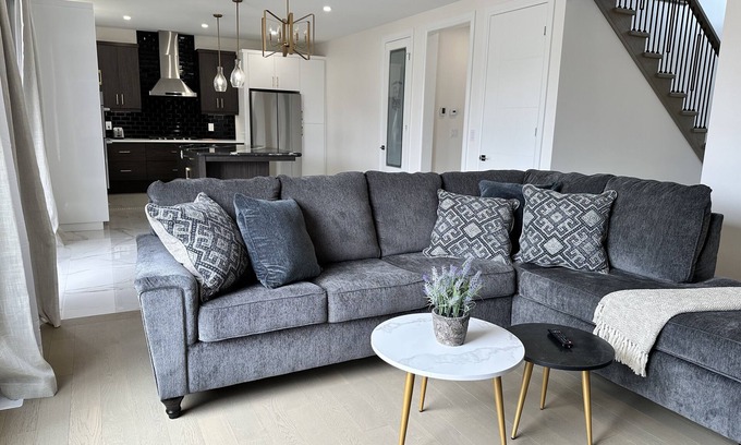 Amherstburg House | Modern Luxurious Getaway - minutes to riverfront, wineries, golf clubs