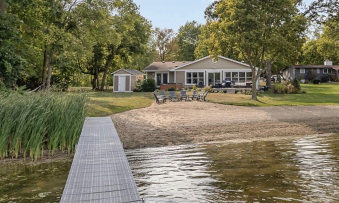 Jordan House | Modern Luxury 3bd Lake Home - Beach + Hottub .5 Miles to Mystic Lake Casino