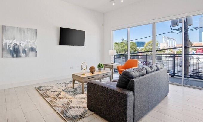 Cedars Apartment | Modern Luxury Apartment - Amazing Downtown Views!