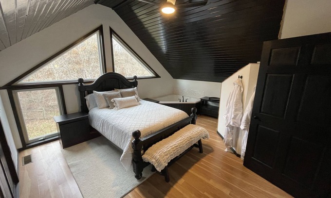 Viroqua House | Modern luxury cabin just minutes from Downtown Viroqua.