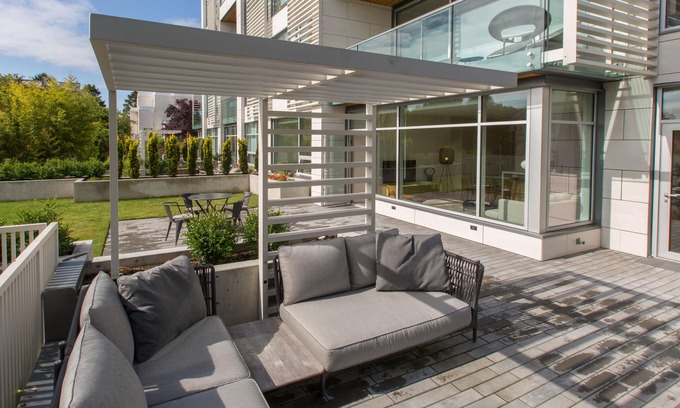 Fairfield Condo | Modern Luxury on Beacon Hill Park by Victoria Prime!