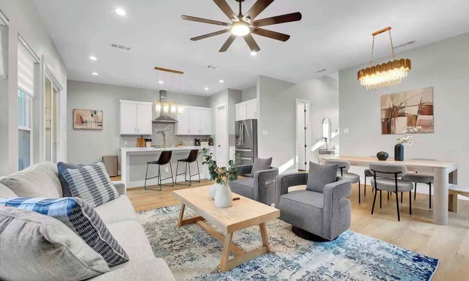 West Dallas House | Modern Luxury Stay in Dallas/Irving–Cozy & Elegant