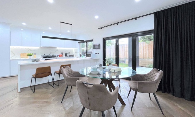 Ringwood House | Modern Luxury Townhouse SmartTV *GarageParking