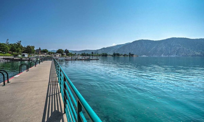 Manson Condo | Modern Manson Condo w/Balcony & Lake Chelan Views!