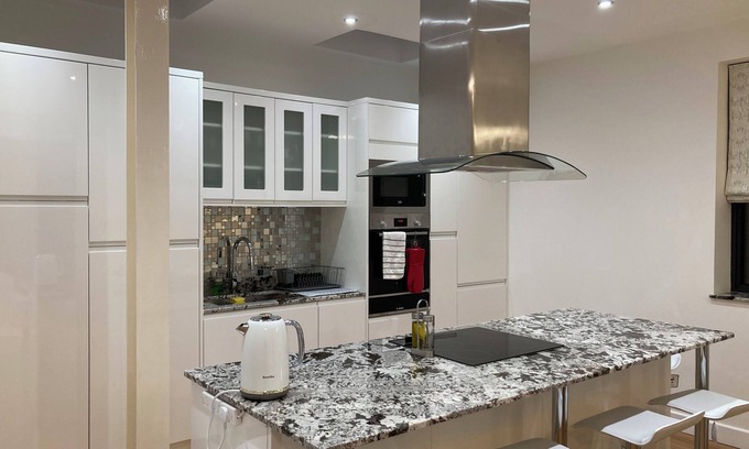 Brixton House | Modern, New Contemporary London House! Near Bus Stop and Train Station!