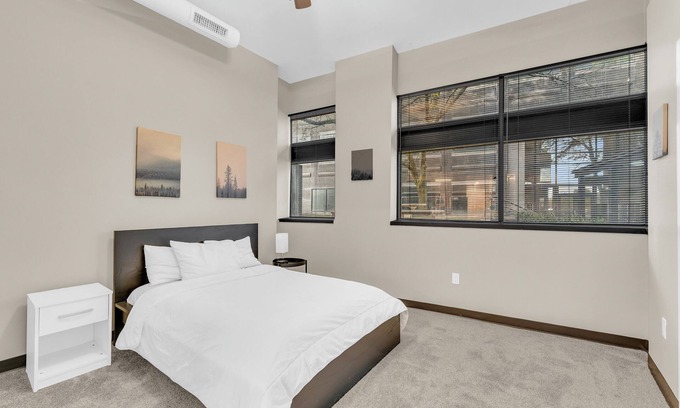 Waldron Apartment | Modern & Nice Place in Kansas Free Parking & WiFi Clean Comfortable and Quite