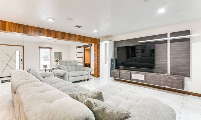 Southbelt/Ellington House | Modern Oasis w/Outdoor Lounge in Houston!