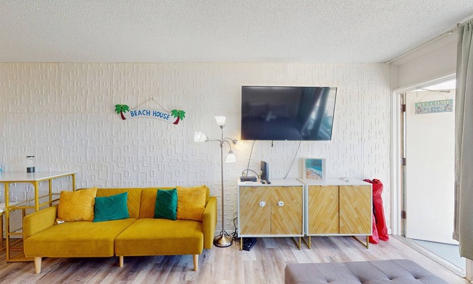 East Daytona Condo | Modern oceanview condo with a kitchenette, balcony and beach access