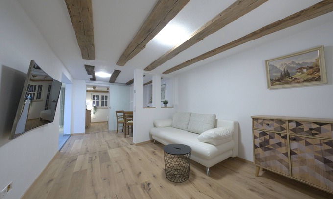 Buchen Apartment | Modern Old Town Diamond