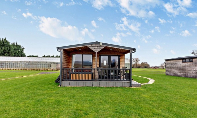 Bretforton Cabin | Modern one bedroom lodge with hot tub -Rosewood Lodge