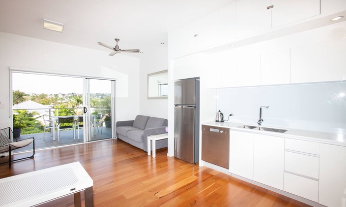 Hawthorne Apartment | Modern One Bedroom on Top Floor, Parking and Wifi-Walk to Ferry, Shops and Cafes