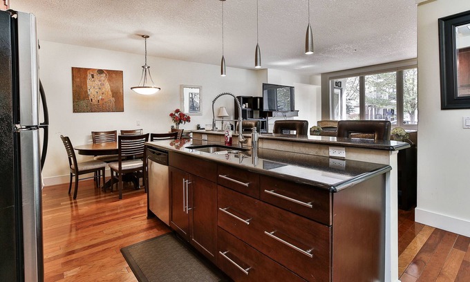 Bridgeland Condo | Modern open concept, close to DT and Free UG Parking. Discounted Monthly Rate.